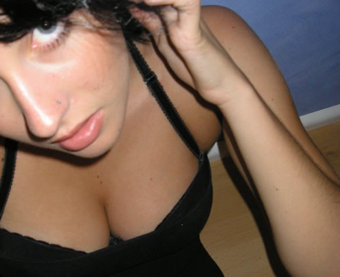 Morena muy zorra en fotos eróticas